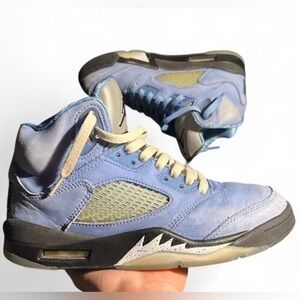 Jordan 5 Retro SE University Blue nubuck with a black and white midsole